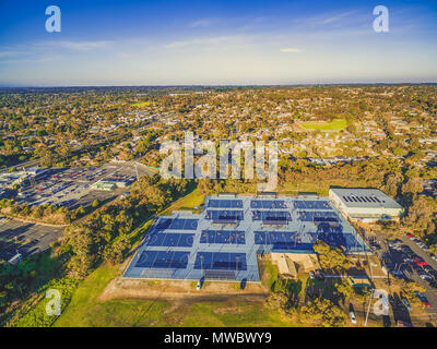 Vista aerea di netball tribunali e sobborgo di Melbourne, Australia Foto Stock