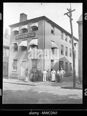 . Inglese: Foto non datata del dottor William Lawrence Johnson "educatore" da forno a 82 Boylston San Boston. Il segno legge "Se ci pensi bene, respirare bene e mangiare bene, viviamo bene.' Il retro di questa foto recita: "gli altri, Zia Lilla, nonno.' (presumo " altri " è Molly Johnson Wiksell e 'nonno' è William L. Johnson, terzo da sinistra.) Fonte: Campbell/Wiksell foto di famiglia, Seattle, Washington. Scansione 20 Mar 2011. Il 20 marzo 2011. William Johnson famiglia 179 educatore azienda alimentare Foto Stock