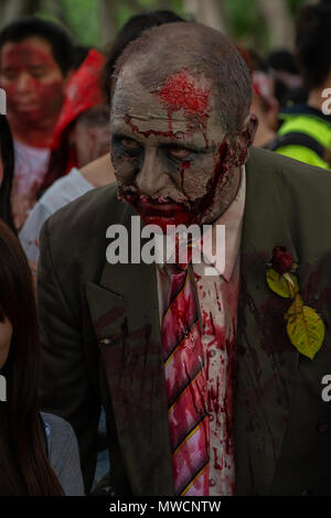 Zombie a piedi Sydney Australia, 2 novembre 2013 : i partecipanti vestiti con costumi e camminare a piedi come i morti viventi Foto Stock