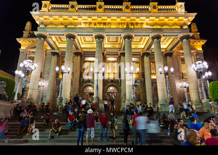 Tourist sui gradini del teatro Juarez di notte - Guanajuato, Messico Foto Stock