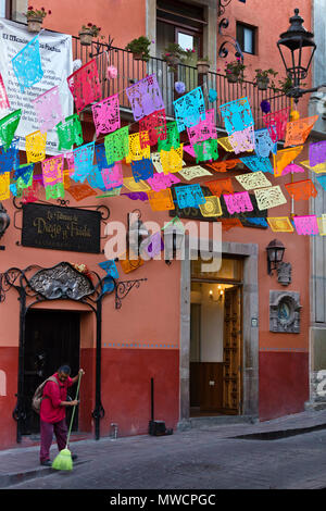 Carta bandiere di esclusione di decorare le strade durante la settimana di Pasqua - Guanajuato, Messico Foto Stock