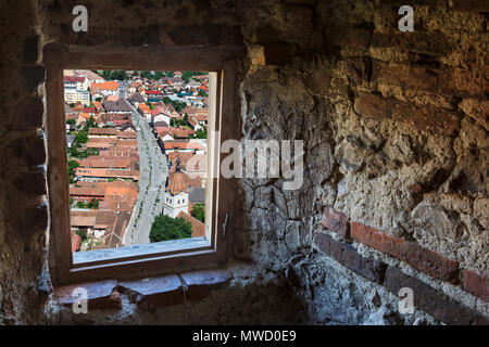 All'interno della fortezza Rasnov, wondow a rasnov, Transilvania, Romania Foto Stock