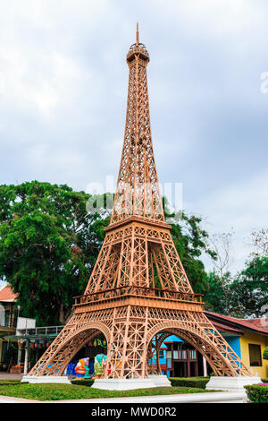 PATTAYA, Tailandia - 27 dicembre 2014: torre Eiffel replica al Mini Siam Park. Mini Siam è un famoso parco delle miniature attrazione. Essa era stata constructe Foto Stock