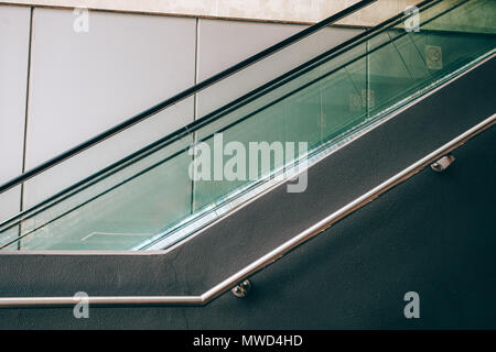 Frammento di escalator e corrimano - architecturall geometrico particolare Foto Stock