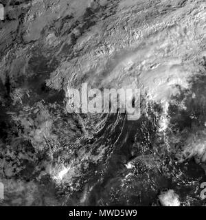 . Inglese: Geostazionario immagini di 2017's depressione tropicale 30W (30W) . 8 novembre 2017. Joint Typhoon Warning Center 263 geostazionari Haikui VIS-IR 2017 Foto Stock