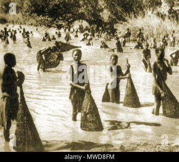 . La pesca in Africa. La foto probabilmente preso da Kazimierz Nowak (1897-1937) durante il suo viaggio in Africa - un viaggiatore polacco, corrispondente e fotografo. Probabilmente il primo uomo al mondo che ha attraversato l'Africa da sola dal nord al sud e dal sud al nord (dal 1931 al 1936; a piedi, in bicicletta e in canoa). circa circa 1931-36. Probabilmente Kazimierz Nowak o un autore sconosciuto 209 La pesca in Africa Foto Stock