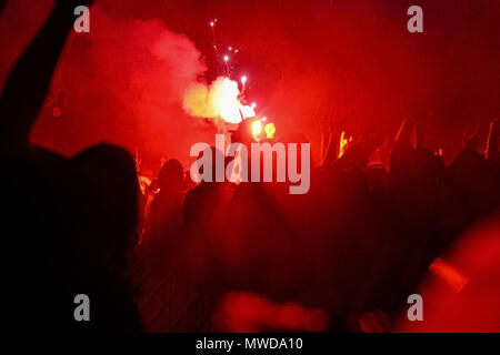 Un rosso bruciatore a fiamma viva al pubblico la visione di cacciatrice di eseguire a Exit festival 2005, Novi-Sad, Serbia. Foto Stock