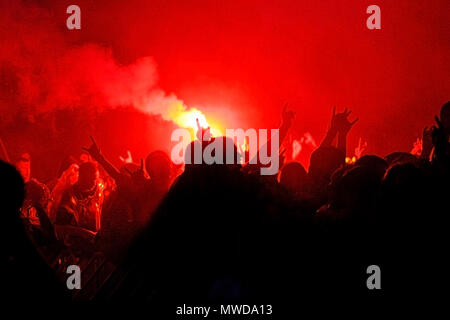 Un rosso bruciatore a fiamma viva al pubblico la visione di cacciatrice di eseguire a Exit festival 2005, Novi-Sad, Serbia. Foto Stock