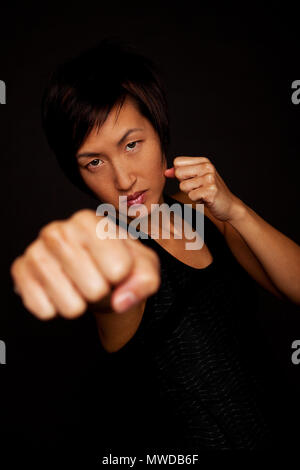 Ritratto di donna pratica di autodifesa. Foto Stock