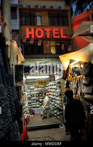 Hotel e mercato in Petaling Street (Chinatown) di notte, Kuala Lumpur, Malesia Foto Stock