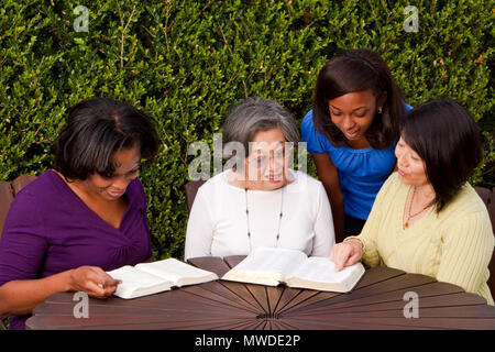 Gruppo diversificato di donna in un piccolo gruppo. Foto Stock