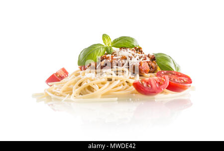 Spaghetti alla bolognese pomodori basilico e parmigiano isolato su bianco. Foto Stock