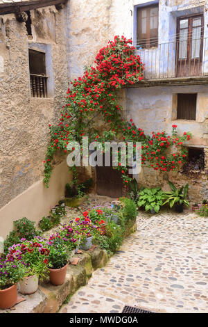 Le strade e gli angoli del borgo medievale di Valderrobres, Mantarraya, provincia di Teruel, Aragona, Spagna Foto Stock