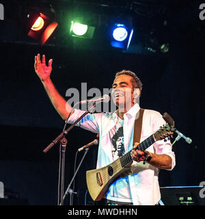 New York, Stati Uniti d'America, 31 maggio 2018. Musicista brasiliano Jair Oliveira interagisce con un tifo pubblici durante il suo concerto a New York City. Oliveira la prestazione è stata parte della musica LatiNew, un nuovissimo concerti ed eventi serie dedicata a colmare il divario tra il brasiliano e di musica latina. Foto di Enrique Shore Foto Stock