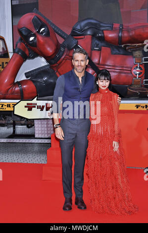 Tokyo, Giappone. 29 Maggio, 2018. Ryan Reynolds e Shioli Kutsuna frequentare il 'Deadpool 2' premiere in Roppongi Hills il 29 maggio 2018 a Tokyo, Giappone. | Verwendung weltweit Credito: dpa/Alamy Live News Foto Stock