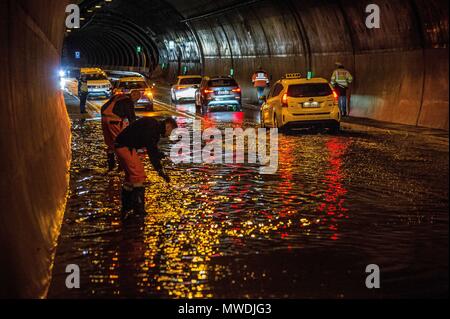 01 giugno 2018, Germania Stoccarda: un sottopassaggio in Vaihingen è pieno di acqua dopo la pioggia pesante. Nella notte prima di venerdì, diverse parti della Germania sono stati colpiti dalle tempeste. Foto: Sdmg / Kohls/SDMG/dpa Foto Stock