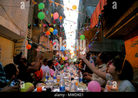 Il Cairo, Egitto. 31 Maggio, 2018. Persone piace l'Iftar pasto durante il mese sacro del Ramadan al Cairo, Egitto, 31 maggio 2018. Oltre 1.000 vicini al Cairo del distretto Matariya riuniti per avere un Ramadan iftar insieme. Credito: Ahmed Gomaa/Xinhua/Alamy Live News Foto Stock