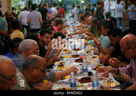 Il Cairo, Egitto. 31 Maggio, 2018. Persone piace l'Iftar pasto durante il mese sacro del Ramadan al Cairo, Egitto, 31 maggio 2018. Oltre 1.000 vicini al Cairo del distretto Matariya riuniti per avere un Ramadan iftar insieme. Credito: Ahmed Gomaa/Xinhua/Alamy Live News Foto Stock