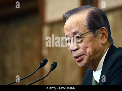 Giugno 1, 2018, Tokyo, Giappone - laccati. ex Primo Ministro Yasuo Fukuda parla del record di pubblico e gestione archivi atto durante una conferenza stampa presso il Giappone National Press Club a Tokyo il Venerdì, Giugno 1, 2018. Fukuda è stato responsabile per la creazione della legge nel 2009, ma il modo in cui le cose hanno registrato risultati da allora? Il ministero delle Finanze aveva truccati documenti ufficiali, rendendo più di 300 alterazioni e il ministero della difesa per la gestione dei registri giornalieri di Giappone terra Forza di Autodifesa membri spediti in Iraq è stata estremamente sciatta, con fallaci relazioni e informazioni cover-up. (Phot Foto Stock