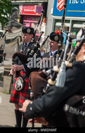 Alloa, Scotland, Regno Unito. 1° giu, 2018. Membri del dollaro Accademia giocando banda di cornamuse prima dell'inizio dell'evento. Alloa mostra il suo sostegno del Regno Unito le Forze Armate come parte del Regno Unito le Forze Armate eventi della durata di un giorno, questo anno segna anche il centesimo anniversario della fine di WW1 e il centesimo anno della British Royal Air Force. Credito: SOPA Immagini limitata/Alamy Live News Foto Stock