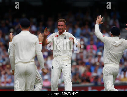 Emerald Headingley, Leeds, Regno Unito. Il 1 giugno, 2018. International Test Match serie cricket, Day 1, tra Inghilterra e Pakistan; Stuart ampio di Inghilterra celebra prendendo la sua seconda wicket, avendo colpiti Azhar Ali Credito: Azione Sport Plus/Alamy Live News Foto Stock