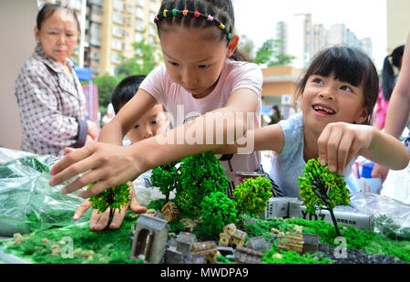 Chengdu, cinese della provincia di Sichuan. Il 1 giugno, 2018. I bambini giocano da una tabella di sabbia a Chengdu, capitale del sud-ovest della Cina di provincia di Sichuan, Giugno 1, 2018. Le varie attività si sono tenute in tutta la Cina per celebrare il celebra la Giornata Internazionale dell'infanzia. Credito: Li Xiaoyu/Xinhua/Alamy Live News Foto Stock