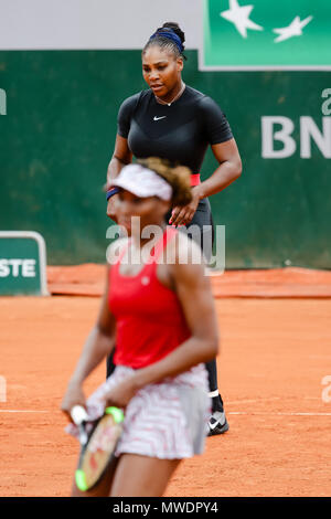 Parigi, Francia. Il 1 giugno, 2018. Serena Williams e Venus Williams (con un cappuccio) DEGLI STATI UNITI D'AMERICA durante il giorno sei del 2018 francesi aperti a Roland Garros. Credito: Frank Molter/Alamy Live News Foto Stock