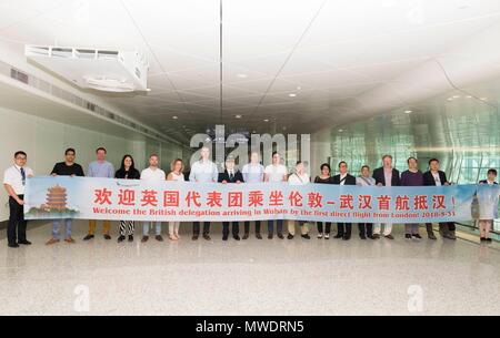 Wuhan, Cina. 31 Maggio, 2018. Delegazione britannica arrivando a Wuhan. Il volo inaugurale del China Southern Airlines Wuhan - Londra volo diretto. Wuhan, Cina. 31/05/2018 | Utilizzo di credito in tutto il mondo: dpa/Alamy Live News Foto Stock