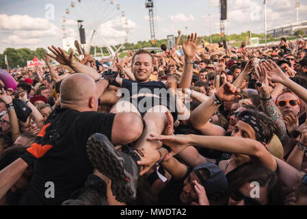 01 giugno 2018, Germania, Norimberga: sicurezza rimuovere una ventola dalla folla mentre la banda "luogo contro l' esegue presso il festival di musica 'Rock im Park", che durerà fino al 03 giugno 2018. Foto: Nicolas Armer/dpa Foto Stock