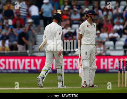 Emerald Headingley, Leeds, Regno Unito. Il 1 giugno, 2018. International Test Match serie cricket, Day 1, tra Inghilterra e Pakistan; Alastair Cook di Inghilterra guarda lontano come Keaton Jennings passeggiate off, catturati da Sarfraz Ahmed off il bowling di Ashraf per 29 Credito: Azione Sport Plus/Alamy Live News Foto Stock