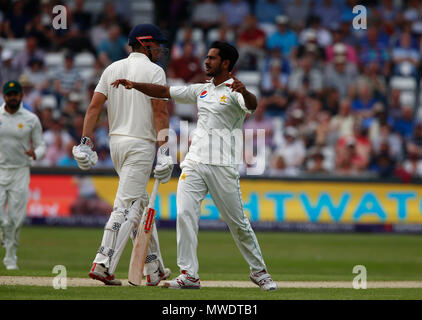 Emerald Headingley, Leeds, Regno Unito. Il 1 giugno, 2018. International Test Match serie cricket, Day 1, tra Inghilterra e Pakistan; Hasan Ali del Pakistan celebra un ritardo di conquista per la sua squadra come Egli congeda Alastair Cook di Inghilterra per 46 Credito: Azione Sport Plus/Alamy Live News Foto Stock