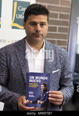 01 giugno 2018, Spagna, Barcellona: Mauricio Pochettino, argentino manager del Tottenham Hotspur, presenta il suo libro "Un nuovo mondo' ('Onu Nuevo Mundo"), che ha co-scritto con lo spagnolo giornalista sportivo Guillem Balague, in corrispondenza di una libreria. Dopo Zidane intensificato indietro dalla sua posizione di gestione al Real Madrid, Pochettino è il preferito potenziale successore del Real Madrid il Presidente Florentino Perez. Foto: Cezaro De Luca/dpa Foto Stock