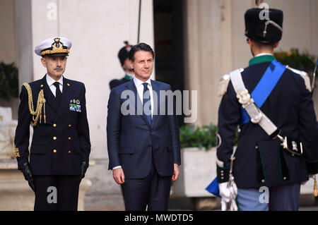 Roma, Italia. Il 1 giugno, 2018. Giuseppe Conte (C) recensioni della guardia d'onore a Roma, Italia, il 1 giugno 2018. Il governo italiano formata da appena nominato Primo Ministro Giuseppe Conte è stata ufficialmente giuramento al palazzo presidenziale di venerdì. Credito: Alberto Lingria/Xinhua/Alamy Live News Foto Stock