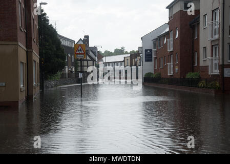 Shrewsbury, Shropshire, Regno Unito. Il 1 giugno 2018. Coleham, vicino a Shrewsbury Town Center e il fiume Severn fu colpita da terribili inondazioni di questo pomeriggio. Entro pochi minuti, negozi locali sono state inondate e la strada è stata infine sigillato da parte dei vigili del fuoco. Credito: Richard Franklin/Alamy Live News Foto Stock