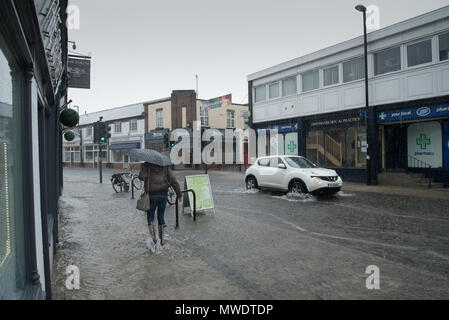 Shrewsbury, Shropshire, Regno Unito. Il 1 giugno 2018. Coleham, vicino a Shrewsbury Town Center e il fiume Severn fu colpita da terribili inondazioni di questo pomeriggio. Entro pochi minuti, negozi locali sono state inondate e la strada è stata infine sigillato da parte dei vigili del fuoco. Credito: Richard Franklin/Alamy Live News Foto Stock