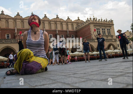 Cracovia in Polonia. Il 1 giugno, 2018. Una ragazza ucraina con un rosso scarve che copre la bocca assiste una protesta chiedendo il rilascio del regista ucraino e scrittore, Oleg Sentsov presso la Piazza Principale di Cracovia.Oleg Sentsov è stato condannato da una corte russa il 25 agosto 2015 a venti anni per la pianificazione di un attentato terroristico alla penisola di Crimea annessa dalla Russia nel mese di aprile 2014. Credito: Omar Marques/SOPA Immagini/ZUMA filo/Alamy Live News Foto Stock