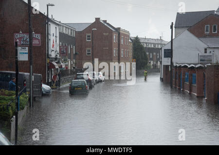 Shrewsbury, Shropshire, Regno Unito. Il 1 giugno 2018. Coleham, vicino a Shrewsbury Town Center e il fiume Severn fu colpita da terribili inondazioni di questo pomeriggio. Entro pochi minuti, negozi locali sono state inondate e la strada è stata infine sigillato da parte dei vigili del fuoco. Credito: Richard Franklin/Alamy Live News Foto Stock