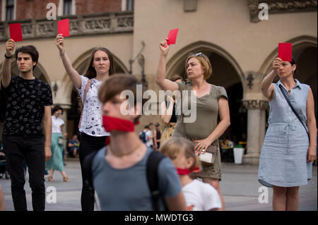 Cracovia in Polonia. Il 1 giugno, 2018. Gli ucraini tenere carte rosse durante una manifestazione di protesta chiedendo il rilascio del regista ucraino e scrittore, Oleg Sentsov presso la Piazza Principale di Cracovia.Oleg Sentsov è stato condannato da una corte russa il 25 agosto 2015 a venti anni per la pianificazione di un attentato terroristico alla penisola di Crimea annessa dalla Russia nel mese di aprile 2014. Credito: Omar Marques/SOPA Immagini/ZUMA filo/Alamy Live News Foto Stock