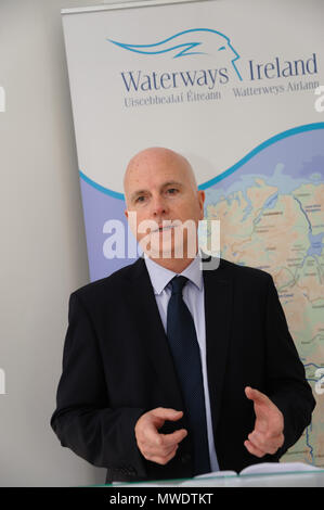 Ulster, Irlanda. 1° giu, 2018. Joe Gillespie, Northern Regional Manager, vie navigabili Irlanda parlando come Josepha Madigan TD, Ministro per la cultura, patrimonio e del Gaeltacht, annuncia un restauro regime di Ulster Canal Ulster Canal annuncio Ulster Canal memorizza i cloni Co.Monaghan 1 giugno 2018 CREDIT: Liam McArdle Credito: Liam McArdle/Alamy Live News Foto Stock