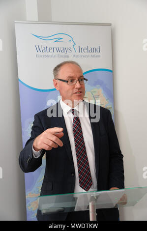 Ulster, Irlanda. 1° giu, 2018. John Burke, Business Development, vie navigabili Irlanda parlando come Josepha Madigan TD, Ministro per la cultura, patrimonio e del Gaeltacht, annuncia un restauro regime di Ulster Canal Ulster Canal annuncio Ulster Canal memorizza i cloni Co.Monaghan 1 giugno 2018 CREDIT: Liam McArdle Credito: Liam McArdle/Alamy Live News Foto Stock