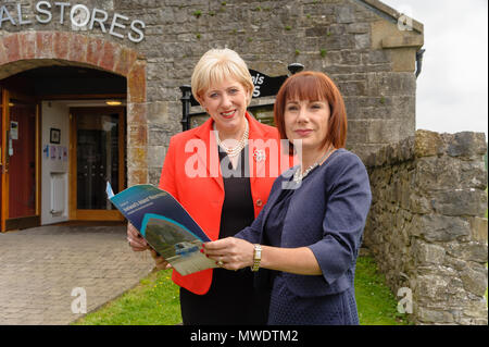 Ulster, Irlanda. 1° giu, 2018. Josepha Madigan TD, Ministro per la cultura, patrimonio e del Gaeltacht, destro con Heather Humphreys TD, Ministro per gli affari, impresa e innovazione, annuncia un restauro regime di Ulster Canal Ulster Canal annuncio Ulster Canal memorizza i cloni Co.Monaghan 1 giugno 2018 CREDIT: Liam McArdle Credito: Liam McArdle/Alamy Live News Foto Stock