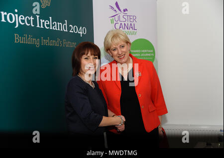 Ulster, Irlanda. 1° giu, 2018. Josepha Madigan TD, Ministro per la cultura, patrimonio e del Gaeltacht, sinistra, con Heather Humphreys TD, Ministro per gli affari, impresa e innovazione, annuncia un restauro regime di Ulster Canal Ulster Canal annuncio Ulster Canal memorizza i cloni Co.Monaghan 1 giugno 2018 CREDIT: Liam McArdle Credito: Liam McArdle/Alamy Live News Foto Stock