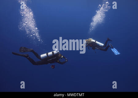 Fuvahmulah Isola, Oceano Indiano, Maldive. Xi Febbraio, 2018. Due femmina subacquei hungs nell'acqua blu e attende passa il tempo di decompressione sul fermo di sicurezza Credit: Andrey Nekrasov/ZUMA filo/ZUMAPRESS.com/Alamy Live News Foto Stock