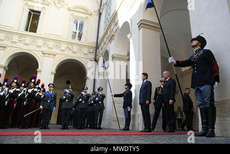 Roma, Italia. Il 1 giugno, 2018. Giuseppe Conte recensioni della guardia d'onore a Roma, Italia, il 1 giugno 2018. Il governo italiano formata da appena nominato Primo Ministro Giuseppe Conte è stata ufficialmente giuramento al palazzo presidenziale di venerdì. Credito: Alberto Lingria/Xinhua/Alamy Live News Foto Stock