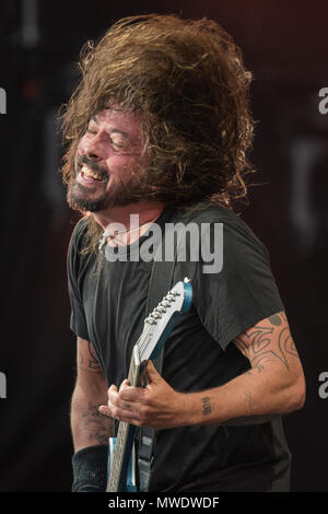 01 giugno 2018, Germania, Norimberga: Dave Grohl della band Foo Fighters suona presso il festival di musica 'Rock im Park", che durerà fino al 03 giugno 2018. Foto: Nicolas Armer/dpa Foto Stock