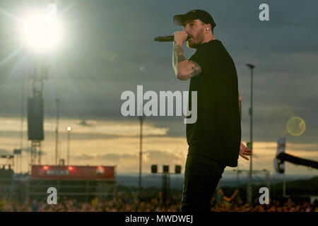 Nuerberg, Germania. 01 giugno 2018, Germania, Nuerburg: Tedesco rapper Casper esegue sul palco principale del festival musicale 'Rock Am Ring', che presenta 80 bande su 3 diverse fasi. Foto: Thomas Frey/dpa Credito: dpa picture alliance/Alamy Live News Foto Stock