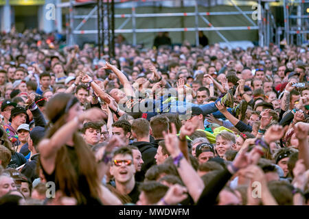 Nuerberg, Germania. 01 giugno 2018, Germania, Nuerburg: un crowdsurfer è tenuto aloft da colleghi agli spettatori del festival di fronte palco principale del festival musicale 'Rock Am Ring', che presenta 80 bande su 3 diverse fasi. Foto: Thomas Frey/dpa Credito: dpa picture alliance/Alamy Live News Foto Stock