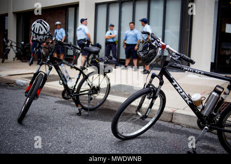 Philadelphia, PA, Stati Uniti d'America. Il 1 giugno, 2018. La polizia di bicicletta in stand by in un rally vicino alla città di ghiaccio (l'immigrazione e la dogana applicazione) ufficio, organizzato dall'ACLU in opposizione alla nuova amministrazione Trump di politiche che separare i bambini entrano nel paese dai loro genitori o che accompagnano i membri della famiglia. Credito: Michael Candelori/ZUMA filo/Alamy Live News Foto Stock