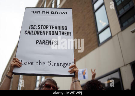 Philadelphia, PA, Stati Uniti d'America. Il 1 giugno, 2018. Protestor detiene un segno in un rally vicino alla città di ghiaccio (l'immigrazione e la dogana applicazione) ufficio, organizzato dall'ACLU in opposizione alla nuova amministrazione Trump di politiche che separare i bambini entrano nel paese dai loro genitori o che accompagnano i membri della famiglia. Credito: Michael Candelori/ZUMA filo/Alamy Live News Foto Stock