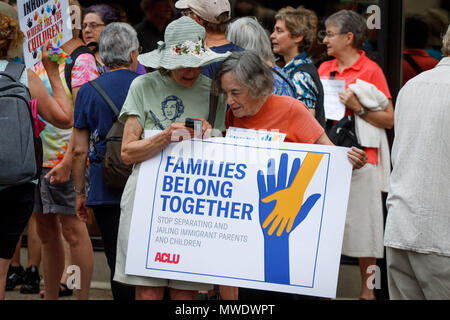 Philadelphia, PA, Stati Uniti d'America. Il 1 giugno, 2018. I manifestanti di tenere un segno in un rally vicino alla città di ghiaccio (l'immigrazione e la dogana applicazione) ufficio, organizzato dall'ACLU in opposizione alla nuova amministrazione Trump di politiche che separare i bambini entrano nel paese dai loro genitori o che accompagnano i membri della famiglia. Credito: Michael Candelori/ZUMA filo/Alamy Live News Foto Stock